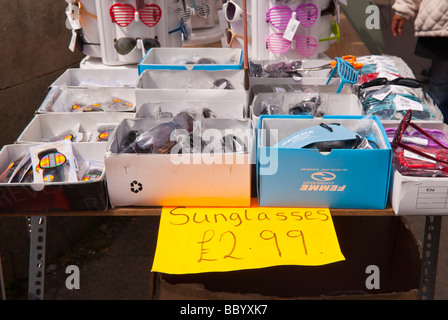 A buon mercato un assortimento di occhiali da sole per la vendita su un mercato britannico in stallo Foto Stock