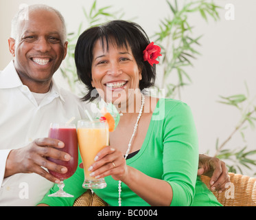African giovane bere esotici cocktail congelati Foto Stock