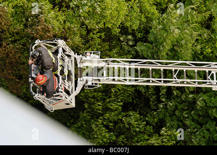 Due vigili del fuoco a piattaforma aerea del motore Fire Foto Stock
