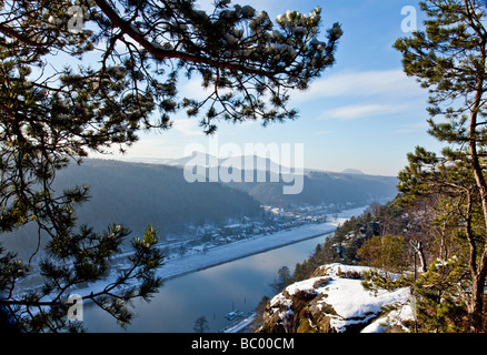 Vista lungo la valle del fiume Elba nel parco nazionale Sächsische Schweiz su una soleggiata giornata invernale Foto Stock