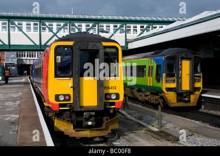 Diesel multiple unità 158862 156413 stazione di Nottingham Regno Unito Foto Stock