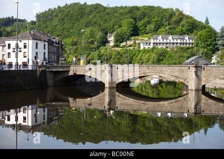 La Roche-en-Ardenne città in Belgio con il fiume Ourthe Foto Stock