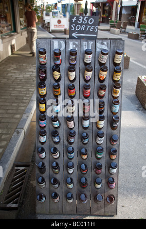 Birra locale sulla vendita di souvenir turistici shop in La Roche-en-Ardenne, Belgio Foto Stock