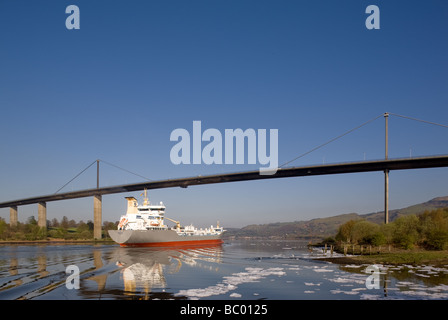 Nave passando Erskine Bridge Foto Stock