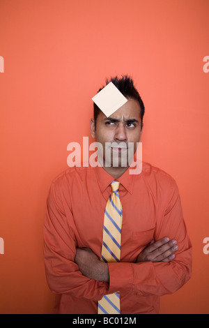 Razza mista imprenditore con nota adesiva sul fronte Foto Stock