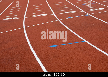 Lo stadio di marcatura con rosso che copre le linee bianche e numeri Foto Stock