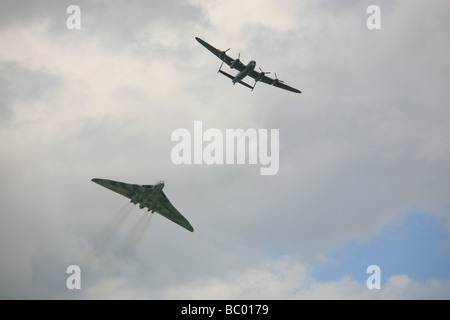 Avro formazione del BBMF Lancaster e l'ultimo Vuilcan navigabilità presso la RAF Waddington Air Show nel 2008. Foto Stock