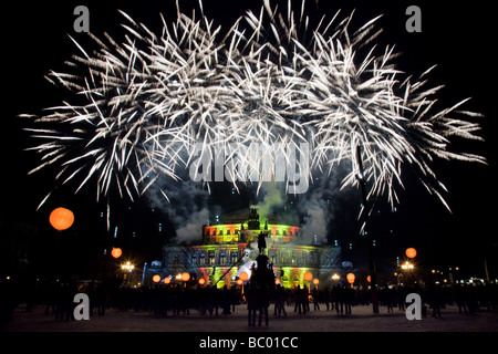 Fuochi d'artificio sopra l'edificio storico dell'opera di Semper a Dresda, Germania Foto Stock