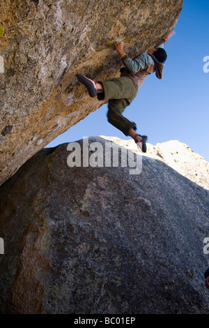 Un uomo bouldering in Buttermilks. Foto Stock