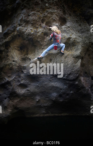 Un uomo solo di arrampicata in Malibu Creek. Foto Stock