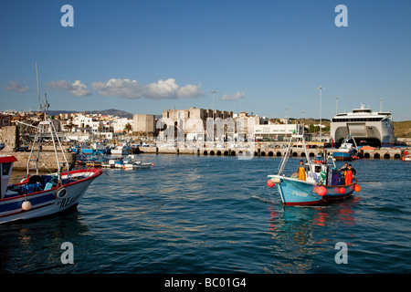 Le barche nel porto di pesca e Castello di Guzmán El Bueno Tarifa Cadice Andalusia Spagna Foto Stock