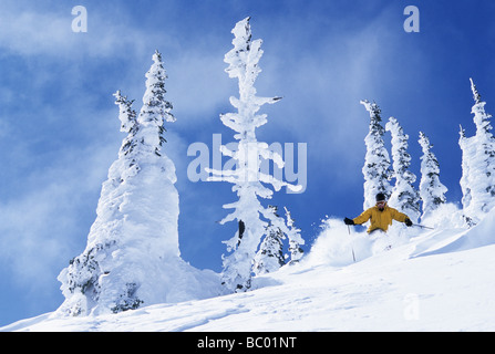 Maschio da solista facendo alcuni profondi sci fuoripista nel Montana backcountry. Foto Stock