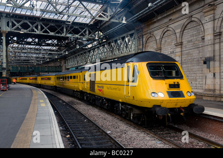 La guida della rete nuova misurazione treno che passa attraverso la stazione di Edinburgh Waverley Scozia Scotland Foto Stock