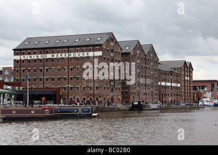 Vinings Warehouse e altri vecchi magazzini in mattoni rossi a Gloucester Quays, Gloucestershire, Inghilterra, Regno Unito Foto Stock