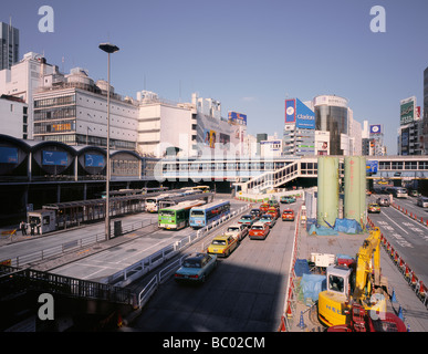 Taxi e il traffico sul bus alla Stazione di Shibuya di Tokyo, Giappone. Foto Stock