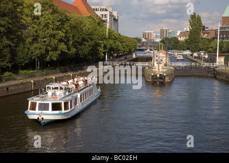 Fiume Sprea a Mühlendamm Schleuse con imbarcazione turistica, Berlino, Germania Foto Stock