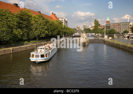 Fiume Sprea a Mühlendamm Schleuse con imbarcazione turistica, Berlino, Germania Foto Stock