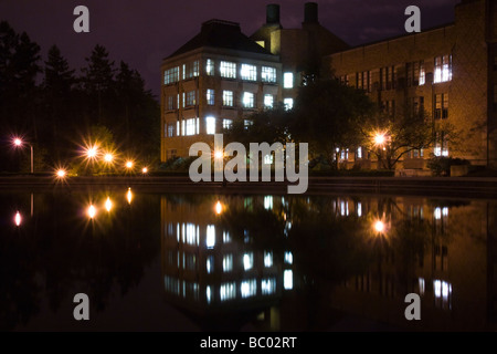 Edificio che si riflette di notte nel campus dell'università di Washington a Seattle. Foto Stock