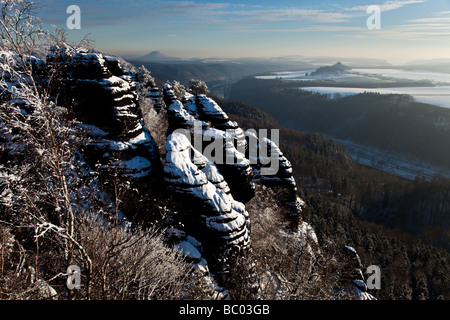 Vista da Schrammsteine nel bellissimo paesaggio invernale nel parco nazionale di Sächsische Schweiz, Germania Foto Stock