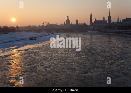 Sunrise oltre la sagoma del centro storico della città di Dresda, Germania, su un inverno mattina Foto Stock