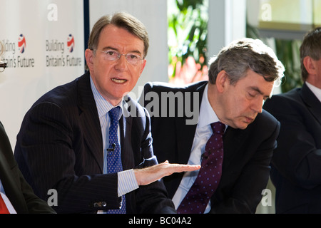 Il primo ministro Gordon Brown con Peter Mandelson il Segretario di Stato per gli affari, l'innovazione e le competenze (BIS) Foto Stock