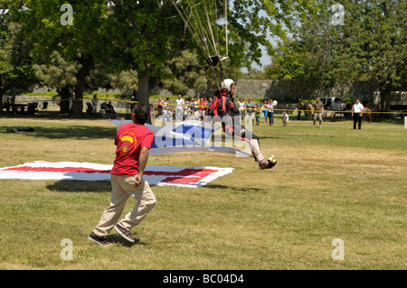 Parachuter portante il bianco e blu della bandiera di Israele, terre in Woodley Park Avenue Foto Stock