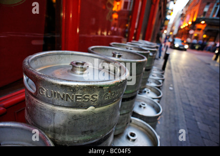 Righe vuote barili di Guinness impilati in un vicolo al di fuori di un pub a Dublino Repubblica di Irlanda Foto Stock