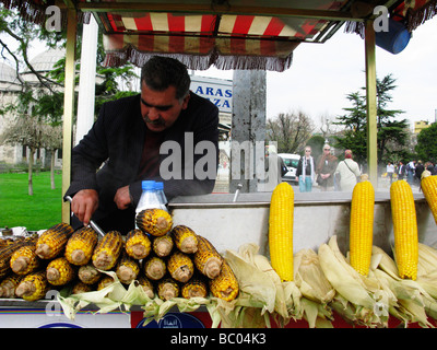 Venditore ambulante vendendo grigliate sulla pannocchia di mais. Sultanahmet, Istanbul, Turchia. Foto Stock