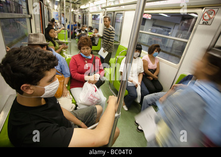 Le persone dentro la metropolitana indossando maschere come protezione durante l'influenza suina epidemia in Città del Messico DF, Messico. Foto Stock