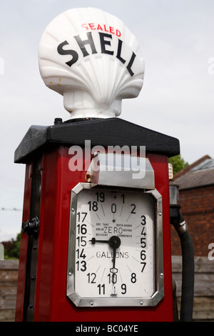 In vecchio stile shell pompa carburante comporre mostra galloni black country museum dudley west midlands, Regno Unito Foto Stock