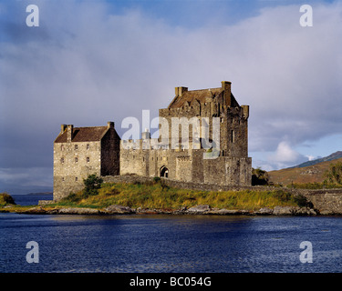 Pomeriggio di luce inonda l'ingresso al Castello Eilean Donan sul Loch Doich nel NW Highlands della Scozia Foto Stock