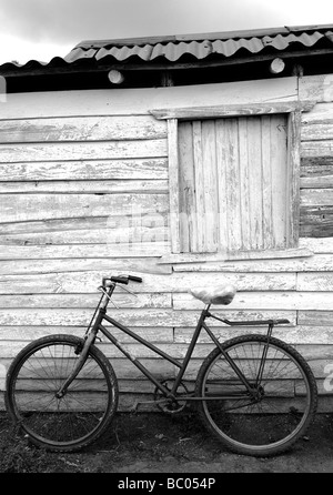 Vecchia bicicletta e capanna, Vinales, Cuba B&W Foto Stock