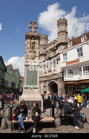 Canterbury Kent England Regno Unito Buttermarket Square War Memorial e la Chiesa di Cristo porta affollata di turisti nel centro storico della città Foto Stock