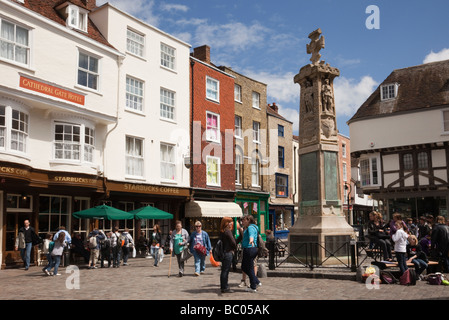 Canterbury Kent England Regno Unito Buttermarket Square con il memoriale di guerra e di turisti nel centro storico della città Foto Stock