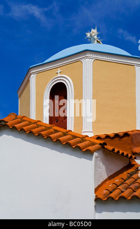 Tradizionale chiesa ortodossa greca nel villaggio di Zia sul Monte Dikeos in Kos un'isola greca nella catena di Dodecanese Foto Stock