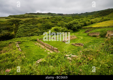 Rovinato rimane del picco di allume opere Ravenscar North Yorkshire, Inghilterra Foto Stock