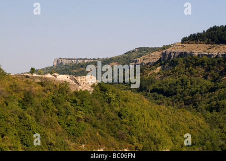 Le rovine di un borgo medievale fortezza bulgara sulla collina di Trapezitsa a Veliko Tarnovo, Bulgaria Foto Stock