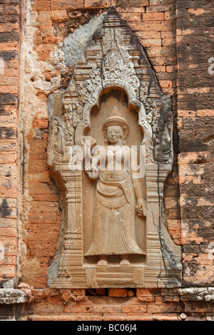 Parete Devata rilievo, Lolei rovine di templi, [Roluos Group], Angkor, Cambogia Foto Stock