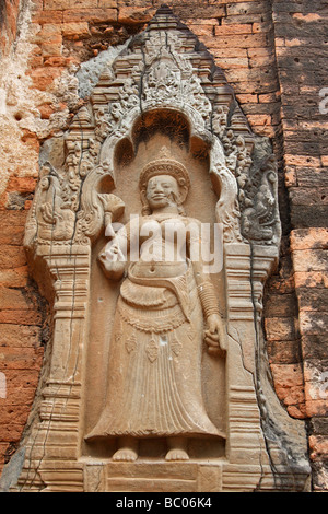 Devata carving, Lolei rovine di templi, [Roluos Group], Angkor, Cambogia Foto Stock