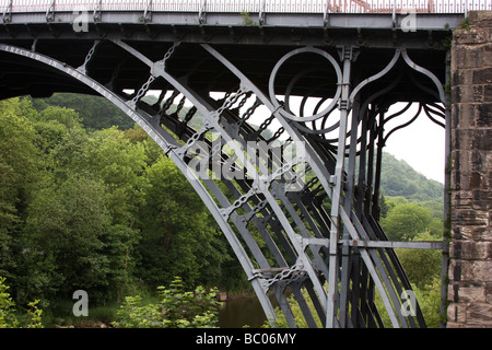 I mondi primo ponte costruito di ghisa sul fiume Severn nello Shropshire. Foto Stock