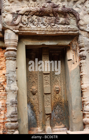 Decorative sculture in pietra arenaria su [falsa porta], [Preah Ko] rovine di templi, [Roluos Group], Angkor, Cambogia Foto Stock