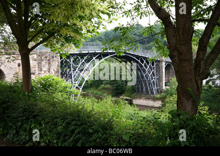 I mondi primo ponte costruito di ghisa sul fiume Severn nello Shropshire. Foto Stock