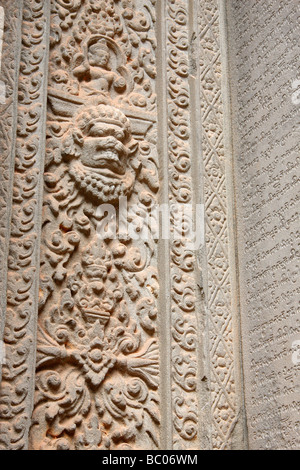 Decorative sculture in pietra sulla parete del [Preah Ko] rovine di templi, [Roluos Group], Angkor, Cambogia Foto Stock