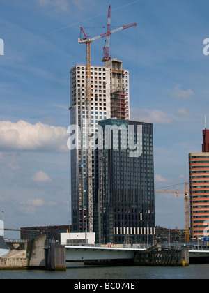 Nuovo grattacielo torre di uffici in corso di costruzione a Rotterdam Paesi Bassi Foto Stock