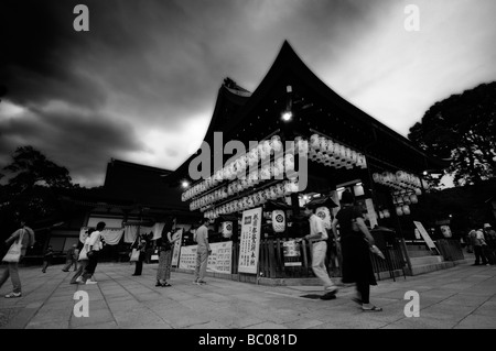 Giapponese lanterne di carta sul palco di Yasaka sacrario scintoista durante il Gion Matsuri Festival. Il protocollo di Kyoto. La regione di Kansai. Giappone Foto Stock