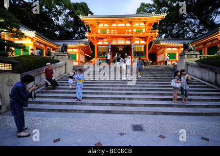 Ingresso al Yasaka sacrario scintoista da Shijo Dori (Shijo street), durante il Gion Matsuri Festival. Il protocollo di Kyoto. Kansai. Giappone Foto Stock