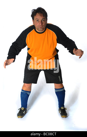 Guardando bene il calcio o Fotball portiere è in posa per una foto in studio Shot Foto Stock