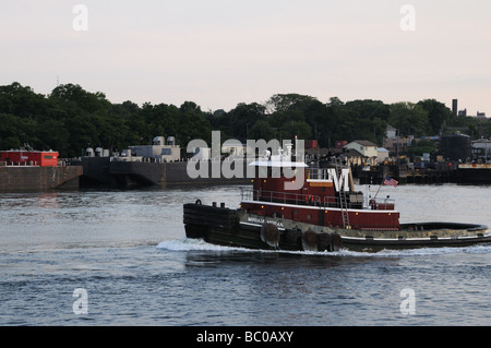 Un rimorchiatore nel porto di New York. Foto Stock