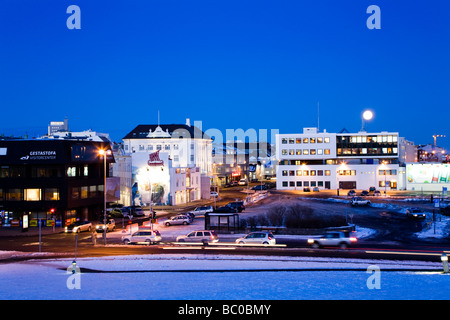 Calare della luna in un freddo inverno mattina. Il centro di Reykjavík Islanda Lunedì 9 Febbraio 2009 Foto Stock