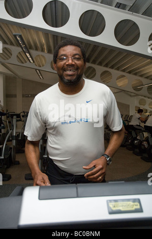 Maschio in esecuzione sul tapis roulant palestra fitness Haverfordwest Centro Sportivo Pembrokeshire Haverfordwest Wales UK Europa Foto Stock